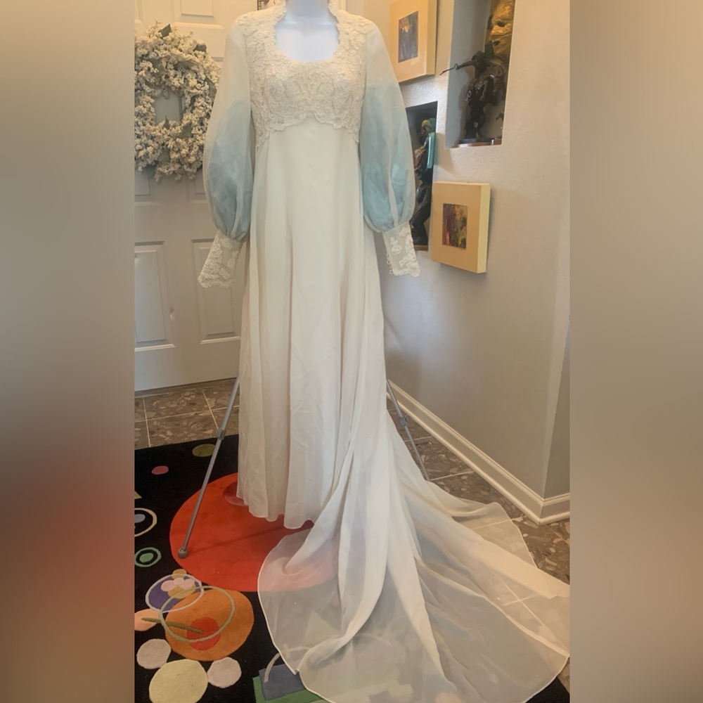 House of Bianchi exquisite vintage chiffon
organza wedding dress. Made in USA